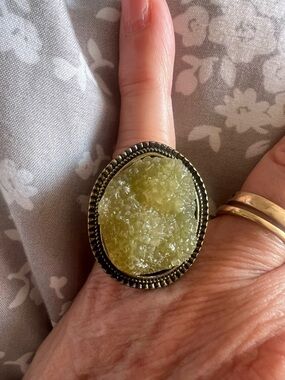 Bronze Tone Ring with Green Agate Size 9-3/4, excellent condition
